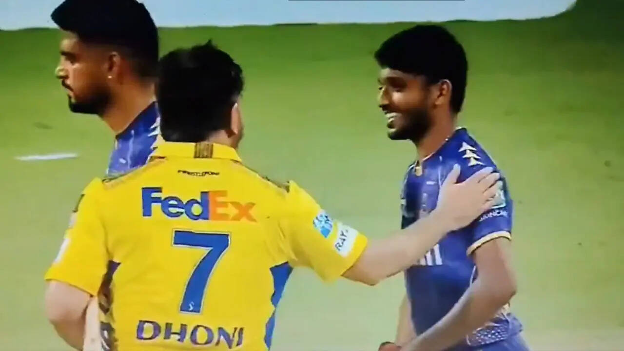 MS Dhoni Heartwarming Act for Kkr Pacer Chetan Sakariya after CSK Win Goes Viral; Leaves Fans in Awe